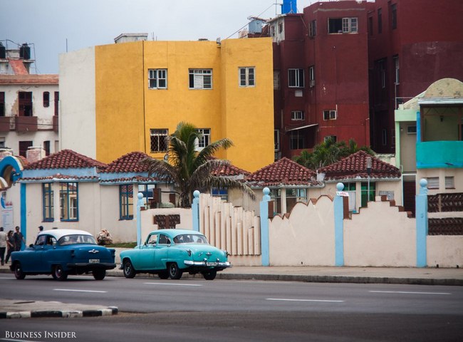 Dãy nhà nhiều màu và hàng xe cổ là đặc trưng nổi bật nhất ở Havana.