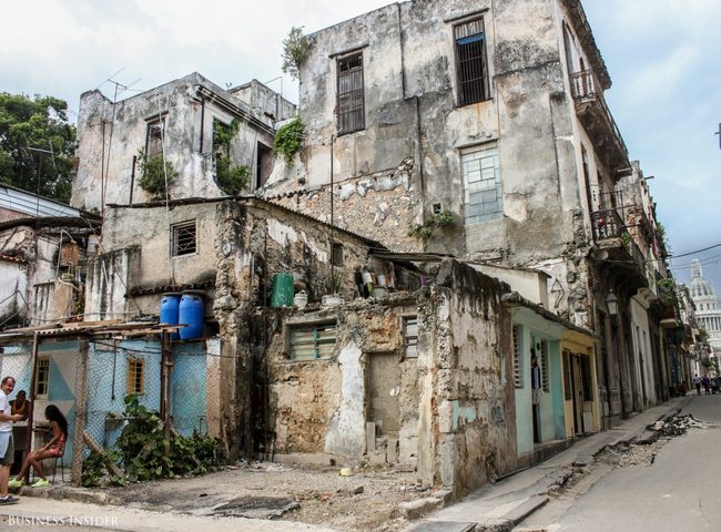 Nhà cửa ở khu Centro Habana rất lụp xụp và cũ nát.