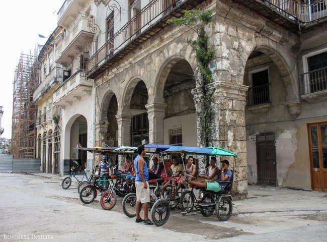 Những nhóm xe 3 bánh đậu tại các điểm du lịch ở Havana.