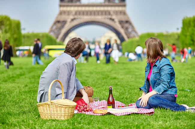 Khung cảnh cặp đôi ngồi ăn cạnh tháp Eiffel ở Paris vô cùng lãng mạn