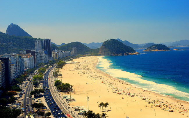 Hình ảnh bãi biển Rio De Janeiro nổi tiếng ở Brazil mà bạn thường thấy trên mạng xã hội.