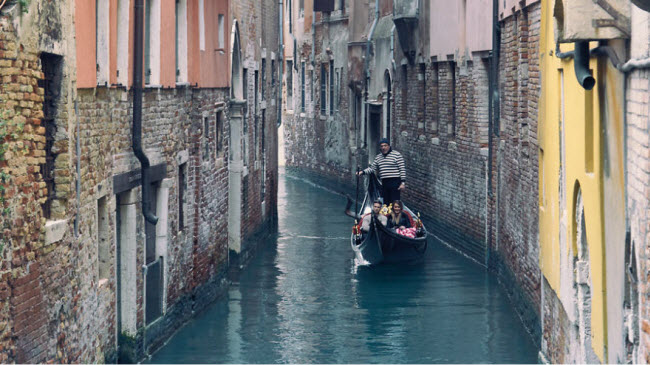 Cảnh tượng thanh bình khi chèo thuyền trên sông ở Venice, Italia.