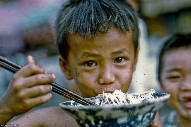 Trong thời gian làm lính ở Việt Nam, binh nhất Lance Nix thường ngao du đây đó chụp lại những khoảnh khắc đời thường. Những bức ảnh được chụp trong thời gian từ năm 1968-1969 ở thành phố Mỹ Tho, Tiền Giang cho thấy một khía cạnh rất khác về cuộc sống người dân thời chiến.

Trong ảnh là một em nhỏ đang ăn phở.