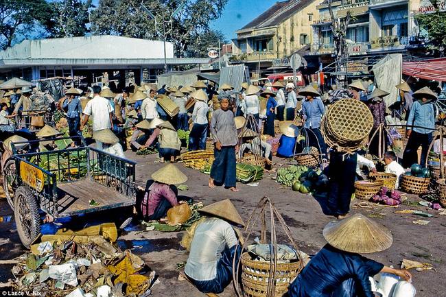 Phiên chợ điển hình miền Tây.