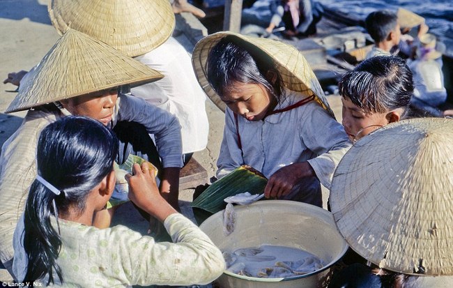 Bán hàng ăn ven đường.