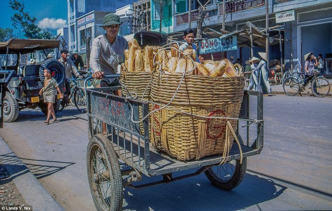 Xe chở bánh mỳ.