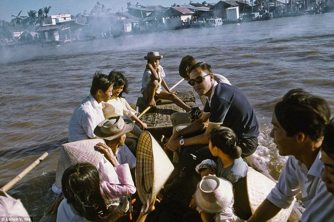 Đi thuyền trên&nbsp;sông.