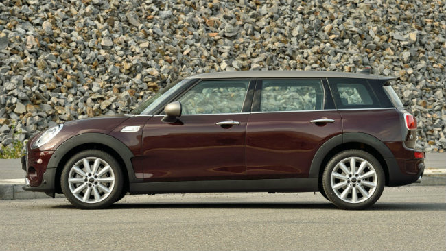 Mini Clubman 2016 vừa được nhập về Việt Nam với hai phiên bản: phiên bản cơ sở Clubman và phiên bản thể thao hơn Clubman S.