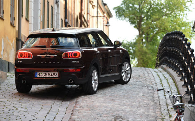 Mini Clubman đẹp hiện đại pha lẫn cổ điển, hợp với phong cách lịch lãm và sang trọng.