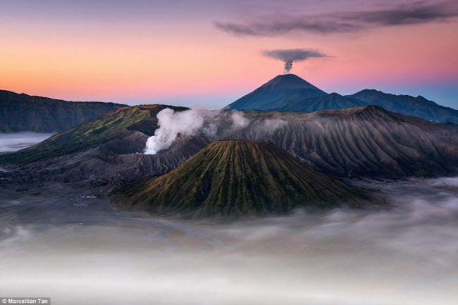 Những ngọn núi lửa hùng vĩ ở Indonesia.