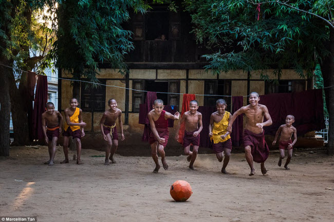 Trẻ em hồn nhiên chơi bóng đá ở Myanmar.