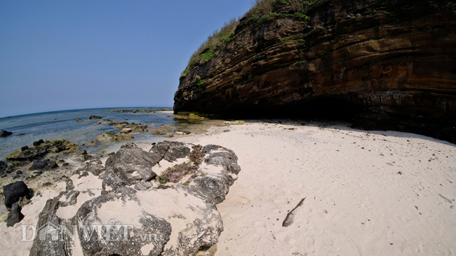 Bãi biển trước chùa Hang.