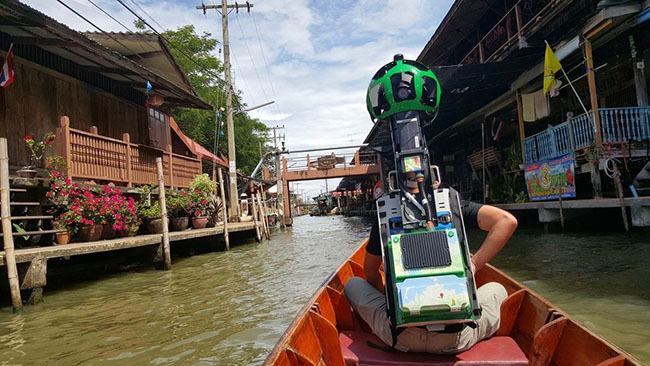 Trên hành trình của mình, chàng trai này đã phải thay 4 đôi giầy khác nhau và đeo trên vai chiếc ba lô chứa dụng cụ nặng 18kg kèm camera 360 độ cao 2 feet &#40;hơn 0,6m&#41;.