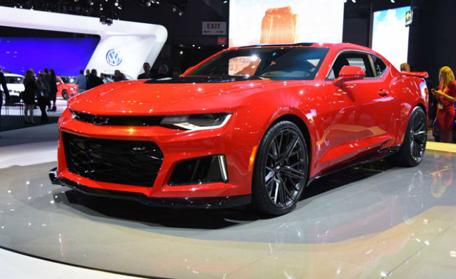 2. Chevrolet Camaro ZL1. Chevy đã đưa mẫu xe công suất cao ZL1 Camaro trở lại với công chúng. Với động cơ siêu nạp V8 như được trang bị trong Corvette Z06 và Cadillac CTS-V có thể đem lại tốc độ nhanh khủng khiếp cho ZL1 Camaro.