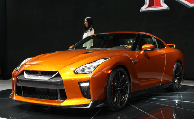 4. Nissan GT-R. Nhìn ngoại thất cho thấy, Nissan GT-R 2017 đã được làm tươi mới lại so với phiên bản mới hoàn toàn đã lộ diện trước đây. Lưới tản nhiệt V-Motion được mở rộng hơn cho phép làm mát động cơ tốt hơn. Mui trước cũng được làm mới với cản có thiết kế trẻ trung hơn.