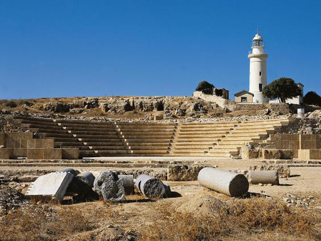 Paphos &#40;tháng 2&#41;:&nbsp;Điểm đến du khách nên lựa chọn khi đến Sip vào tháng 2 này là Paphos, nơi có bãi biển Coral Bay thơ mộng. Sẽ thật tuyệt vời nếu bạn may mắn đến được những bãi biển vắng có mái vòm độc đáo dọc theo bán đảo Akamas nổi tiếng. Không chỉ sở hữu cảnh sắc thiên nhiên tuyệt đẹp, nơi đây còn chứa đựng nhiều giá trị lịch sử, khảo cổ học ý nghĩa. Những di sản văn hóa phong phú và giá trị có một không hai ở đây đã giúp Paphos có vinh dự được mang tên “Thủ đô văn hóa của châu Âu”.