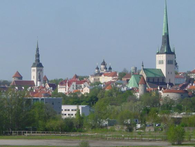 Tallinn &#40;tháng 6&#41;:&nbsp;Đây là một trong số ít các thành phố ở châu Âu có một trung tâm lịch sử được bảo tồn tốt theo thời gian. Khi đến đây bạn sẽ lạc vào không gian xa hoa của những kiến trúc cổ hoặc hòa mình vào bầu không khí đông vui, nhộn nhịp ở các khu phố dân dã khi đến thành phố Tallinn, Estonia.&nbsp;Thời điểm tuyệt vời nhất để ghé thăm Tallinn là vào đầu tháng 6, bạn sẽ được tham gia vào ngày lễ Old Town Days nhằm tôn vinh các giá trị văn hóa, cộng đồng được bảo tồn và phát huy. Rất nhiều sự kiện nghệ thuật, thể thao và ẩm thực được tổ chức phục vụ người dân địa phương và du khách.