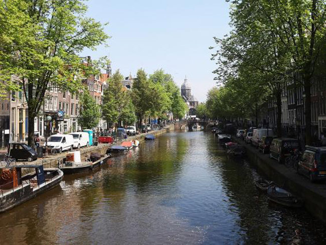 Amsterdam &#40;tháng 12&#41;:&nbsp;Thành phố Amsterdam nổi&nbsp; tiếng với hàng trăm dòng kênh nước trong veo và lãng mạn. Xuôi theo những con kênh là những ngôi nhà xây theo kiến trúc độc đáo, có chợ hoa trên sông nước cùng những quán cà phê đặc trưng.