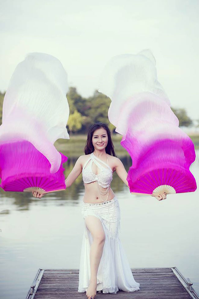 Diện trên mình trang phục lộng lẫy đặc trưng của belly dance, Thanh Xuân khoe trọn đường cong cơ thể.&nbsp;