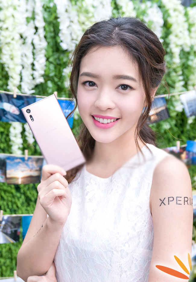 Xperia XZ có màn hình LCD IPS cỡ 5,2 inch với độ phân giải 1080p. Ngoài ra, thiết bị còn sở hữu phần cứng khá “trâu”: bộ xử lý Snapdragon 820; bộ nhớ RAM 3GB, kết nối tốc độ cao; âm thanh chất lượng; bộ nhớ trong 32GB và có hỗ trợ thẻ nhớ mở rộng lên đến 200GB.