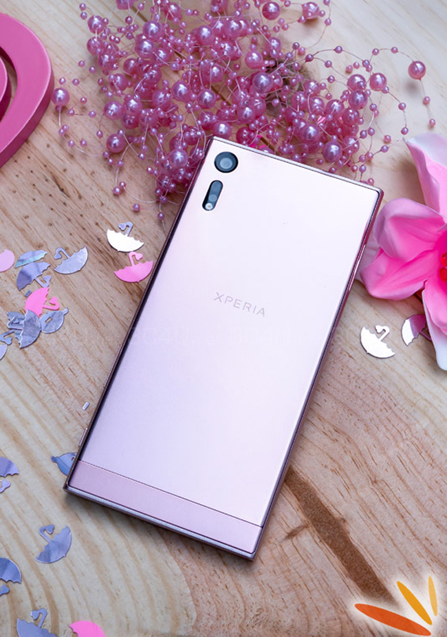 Xperia XZ sở hữu pin dung lượng 2900 mAh và có khả năng sạc nhanh 3.0 . Tuy nhiên, mẫu sạc nhanh tương thích cho sản phẩm vẫn chưa được công bố. Người dùng có thể sử dụng chế độ sạc pin an toàn, giúp kéo dài tuổi thọ cho máy &#40; pin sẽ ngừng sạc nhanh khi sạc đủ 90% và giảm tốc độ sạc cho đến khi đủ 100% pin&#41;.