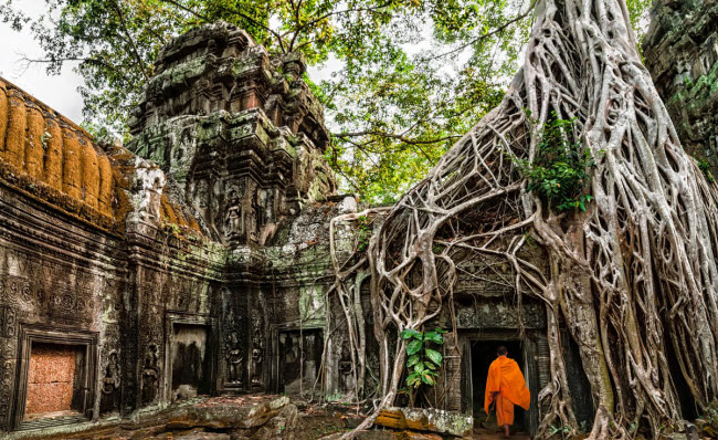 Địa điểm du lịch nổi tiếng nhất ở Campuchia là đền Angkor Wat. Khu di tích 700 năm tuổi này có diện tích 398 km2 giữa rừng già. Nơi đây cũng được tạp chí du lịch Lonely Planet bình chọn là điểm đến hấp dẫn nhất thế giới năm 2016.