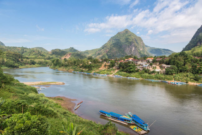 Thường bị lép vế so với các nước láng giềng như Thái Lan và Việt Nam, Lào đã được biết đến nhiều hơn thời gian gần đây sau khi Barack Obama trở thành tổng thống Mỹ đầu tiên tới thăm quốc gia này. Lào nổi tiếng với các đền thờ cổ, cánh đồng lúa và rừng nguyên sinh xanh mướt.