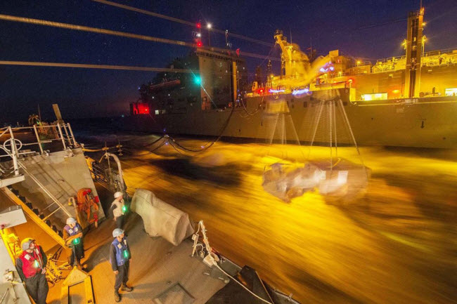 Tàu khu trục mang tên lửa dẫn đường USS Bulkeley tiếp nhận nhiên liệu và hàng hóa từ tàu hậu cần USNS Medgar Evers tại vịnh Ba Tư.