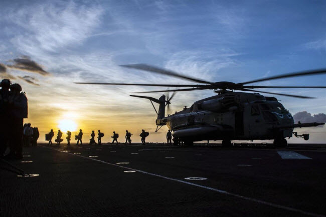 Lính thủy đánh bộ rời khỏi máy bay trực thăng CH-53E Super Stallion trên tàu tấn công lưỡng cư USS Makin Island tại Thái Bình Dương.