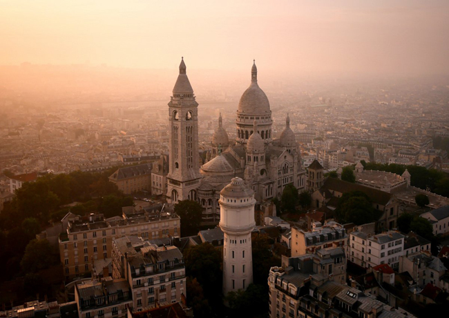 Vương cung thánh đường Sacré-Coeur, nằm trên đỉnh đồi&nbsp;Montmartre, một nhà thờ công giáo nổi tiếng ở Paris, Pháp lung linh trong ánh bình minh.&nbsp;