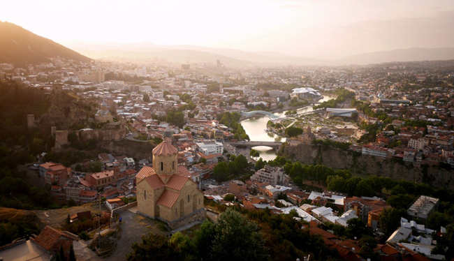 Con sông Mtkvari quanh co chảy qua Tbilisi, thủ đô thanh lịch của Gruzia.