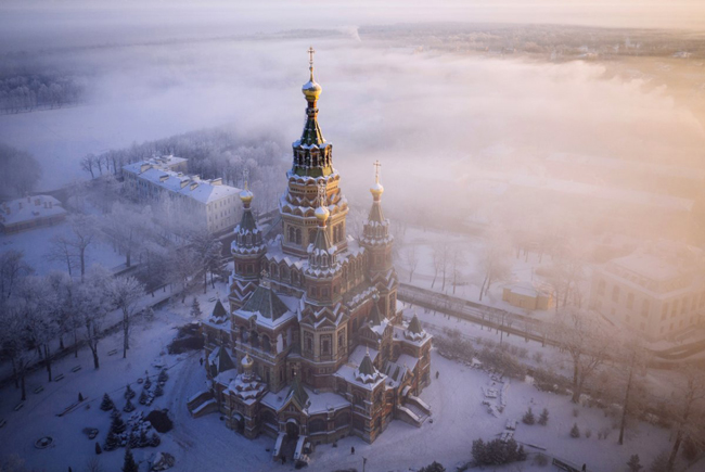 Nhà thờ thánh Peter và Paul ở Peterhof, Saint Petersburg, Nga.&nbsp;