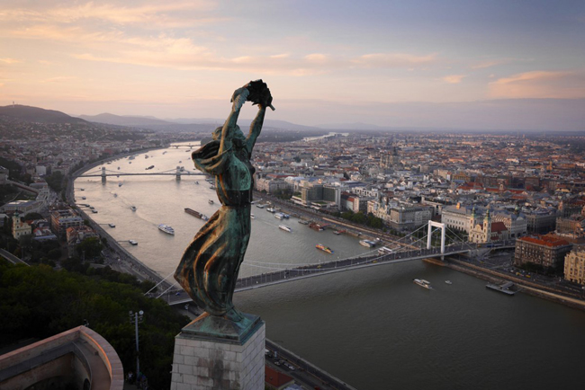 Liberty Statue, một tượng đài trên&nbsp;đồi Gellért&nbsp;ở&nbsp;Budapest,&nbsp;Hungary.&nbsp;Nơi tưởng niệm cho những người đã hy sinh đời mình vì độc lập, tự do của Hungary.