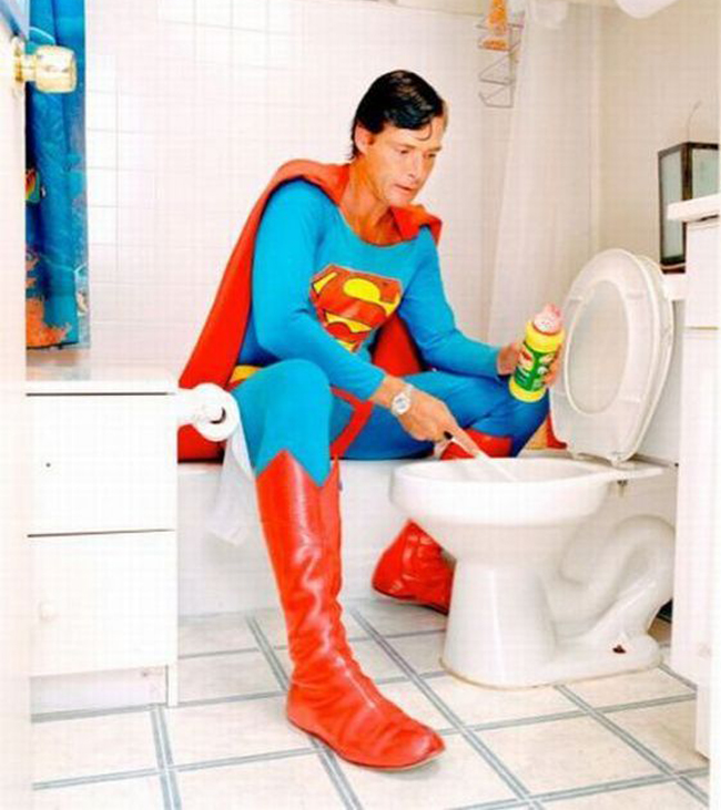 &#34;Super Man&#34; tranh thủ lúc rảnh rỗi dọn dẹp nhà cửa.