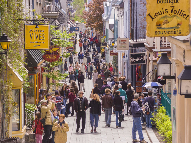 Quebec là thành phố lớn thứ 2 ở Canada, nơi nổi tiếng với những con đường lát đá, nhỏ hẹp và san sát những cửa tiệm. Ở đây thường xuyên tổ chức các lễ hội, hội chợ trong suốt mùa hè.