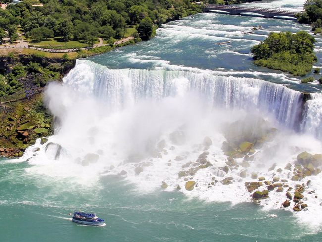 Nếu bạn đến thăm vùng Đông Bắc Canada trong thời gian ngắn, hãy đến tham quan Niagara Falls. Nơi được người Canada rất yêu mến.