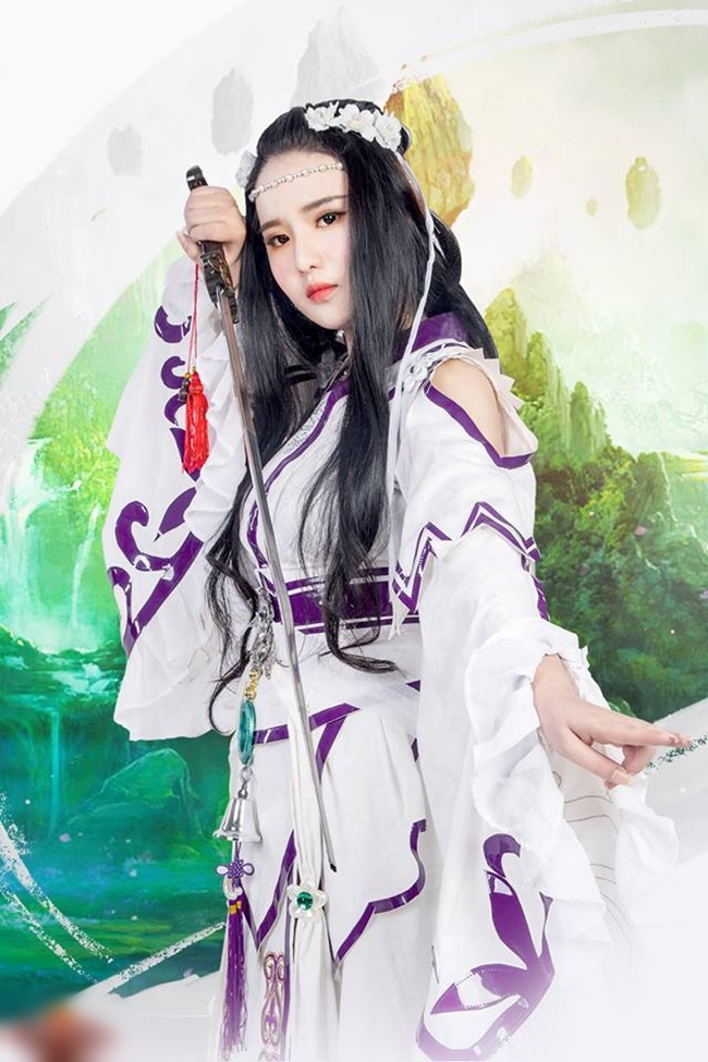 Minh Trúc từng thực hiện bộ ảnh cosplay lấy ý tưởng từ nhân vật Tiểu Long Nữ phái Cổ Mộ do Lưu Diệc Phi thể hiện trong Thần điêu đại hiệp 2006.