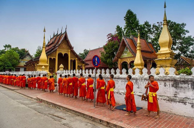 Các nhà sư xếp hàng bên ngoài ngôi chùa Wat sensoukharam ở Luang Prabang.