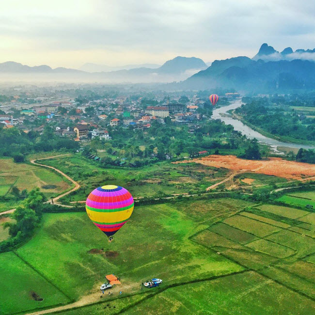 Khinh khí cầu là phương tiện lý tưởng để du khách chiêm ngưỡng phong cảnh huyện Vang Vieng từ trên cao.