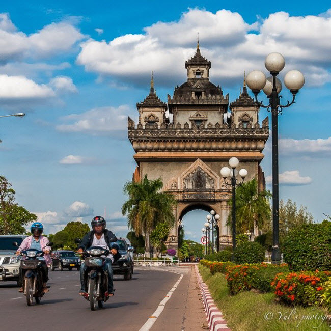 Đài tưởng niệm Patuxai là một trong số ít địa điểm du lịch hấp dẫn tại thủ đô Viêng Chăn, nhưng thành phố này rất đẹp.