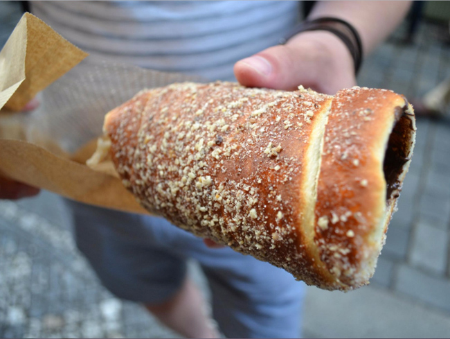 Cộng hòa Séc -&nbsp;Trdelnik: Nhiều người còn gọi đây là “bánh ống khói” dựa theo hình thù của chúng. Nguyên liệu chính được làm từ bột mì nướng trên bếp lửa, rắc bột quế, đường, các loại hạt, phủ một lớp kem sau đó cuộn tròn lại. Đến khi lớp vỏ vàng, ròn, tỏa hương thơm phức là có thể thưởng thức.
