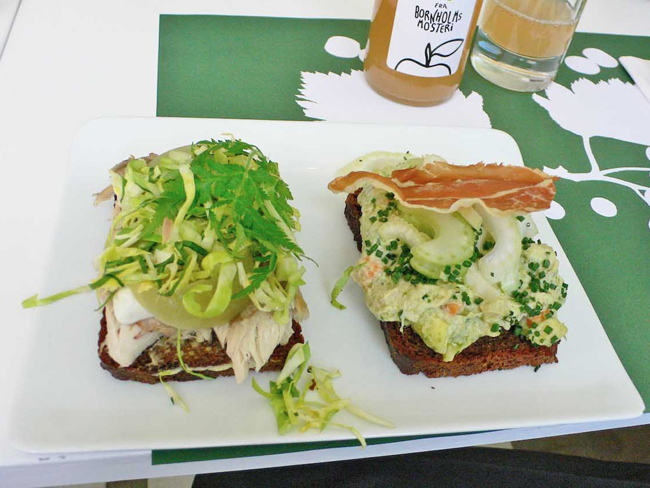 Đan Mạch -&nbsp;Smorrebrod:&nbsp;Copenhagen là quê hương của món Smorrebrod, món bánh sandwich với vài lát thịt nguội, rau và một số loại sốt kem. Món bánh trông rất đơn giản nhưng là biểu tượng của ẩm thực đường phố Đan Mạch.
