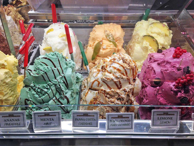 Italy - Gelato:&nbsp;Bữa ăn truyền thống của người Ý là piza hoặc mỳ ống, tráng miệng ly gelato ngọt mát. Gelato là phiên bản kem của Ý nhưng nó đặc và tốt cho sức khỏe hơn. Vì vậy việc thưởng thức món ăn này hàng ngày sẽ không khiến những người đang có mong muốn giảm cân cảm thấy lo lắng.
