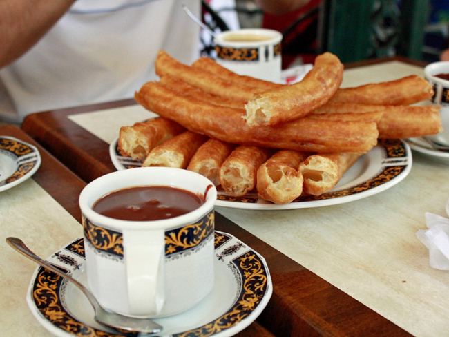 Tây Ban Nha -&nbsp;Churros:&nbsp;Loại bánh rỗng ruột chiên giòn tan này rất phổ biến ở châu Âu, nhưng người ta tin rằng nguồn gốc của nó là từ Tây Ban Nha. Nhúng chiếc bánh vào trong sô cô la ngọt đậm đà khiến người thưởng thức rất thích thú và ấn tượng.
