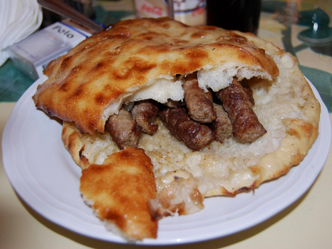 Serbia -&nbsp;ćevapi:&nbsp;Món xúc xích làm từ thịt bò, cừu, lợn hoặc kết hợp cả 3 loại trên được bọc trong lớp vỏ bánh mỏng, sau đó kết hợp với 5 loại nước sốt đặc trưng, ăn kèm với hành tây, kem, phô mai và ớt chuông.
