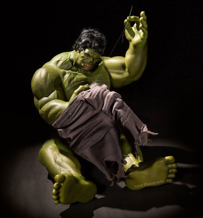 Hulk còn giỏi cả khoản may vá nữa đấy.