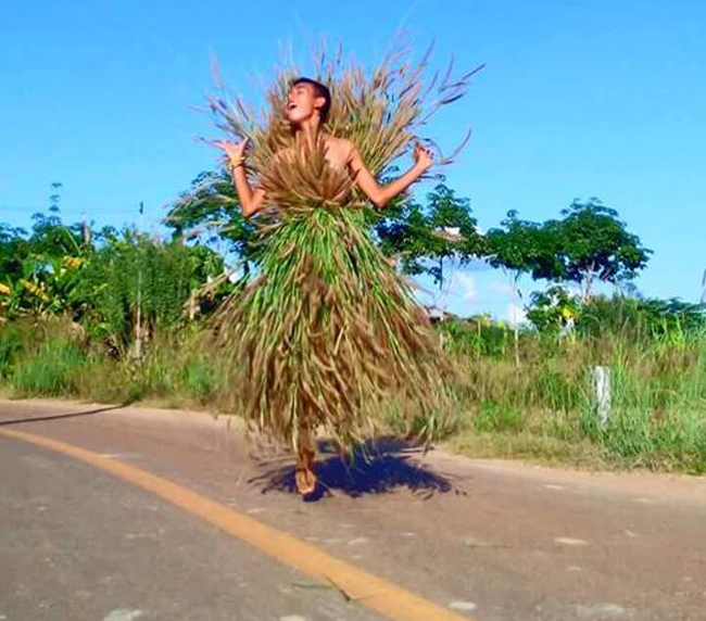 Cỏ lau biến thành váy chỉ trong nháy mắt.