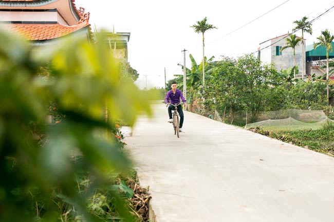 Anh chàng tung tăng đạp xe ngắm làng quê nhiều đổi mới sau một năm không về.&nbsp;