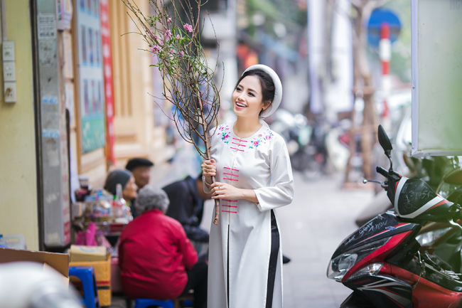 Đi đâu cả hai cũng đi chung. Trang dẫn chương trình thì Lin Jay làm khán giả, Lin Jay chơi DJ thì Ngọc Trang làm khách mời... Về nhà, cả hai lại cùng nhau gói hàng và đi ship hàng cho khách.&nbsp;