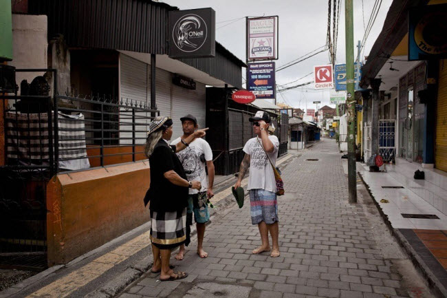 Vào tháng 3 hàng năm, những người Hindu trên đảo Bali ở Indonesia sẽ đón năm mới theo cách truyền thống của họ có tên là Nyepi. Mọi hoạt động trên đảo gần như dừng lại khi người dân địa phương và du khách bị cấm làm việc, gây ồn ào, sử dụng điện và giải trí. Chỉ nhân viên an ninh được phép tuần tra trên phố và bãi biển.